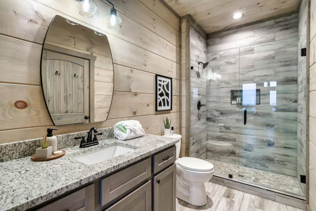 New Luxury Cabin With Stunning Mountainviews,Hottub, Firepit, Fireplace,2 Kingbeds, 2 Covereddecks,Bbqgrill, Shuffleboard And Pool Access Sevierville Exterior foto
